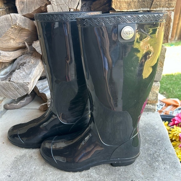 UGG Shaye classic black water proof rain boot w/high gloss finish. Sz-6.    B - Picture 3 of 15